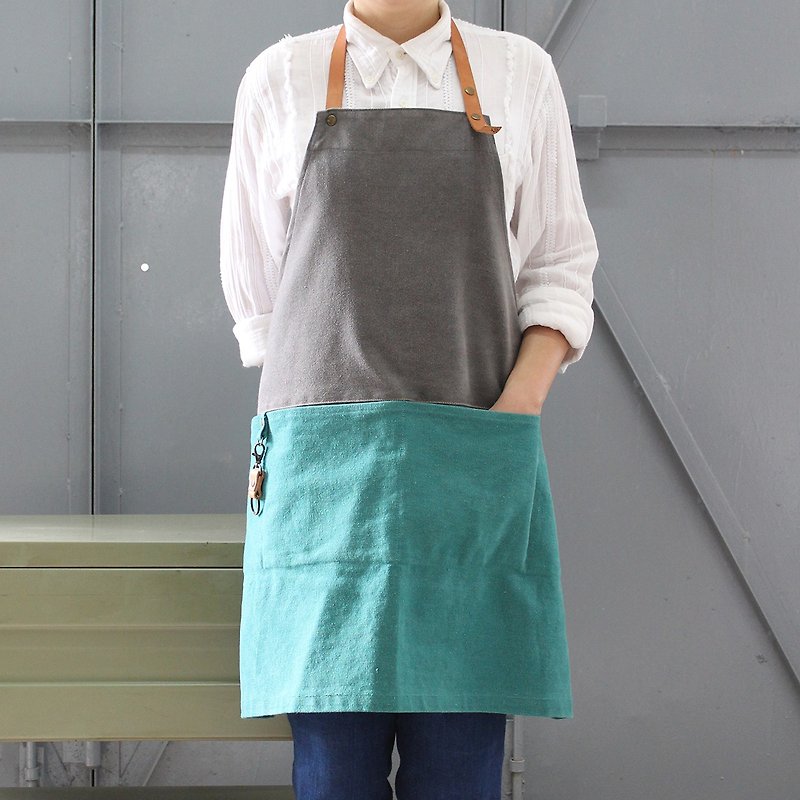 DailyAPRON dual colour washed canvas apron with leather strap Dark Grey Greenish - ผ้ากันเปื้อน - ผ้าฝ้าย/ผ้าลินิน 