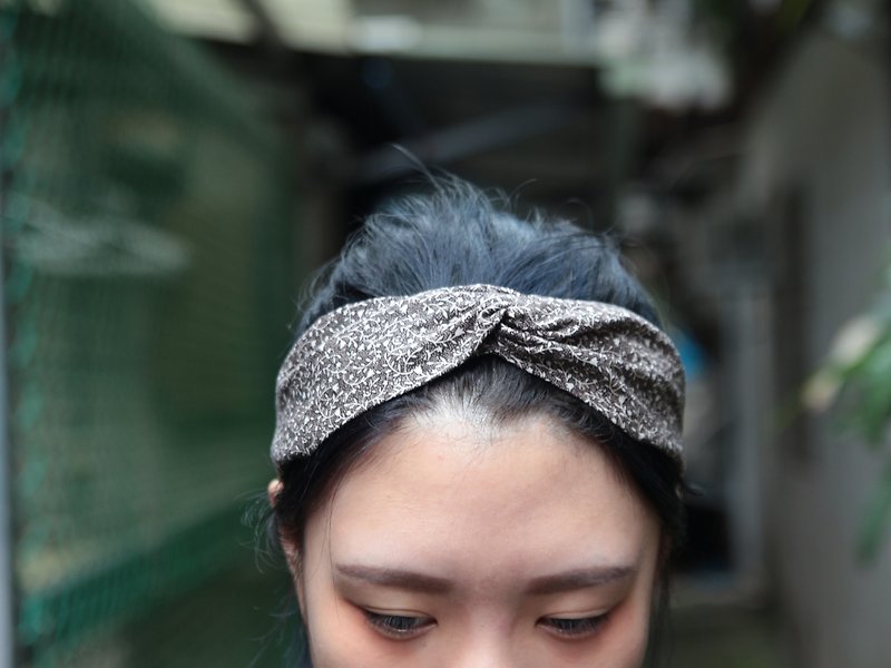 Stonewall Shangpan vine flower / black and white / handmade cross elastic headband - Hair Accessories - Cotton & Hemp Black