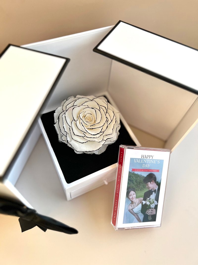 [In Stock] Black and White CHANEL Preserved Flower + Custom Cover Recording Card Valentine's Day Gift Box Set - จัดดอกไม้/ต้นไม้ - พืช/ดอกไม้ ขาว