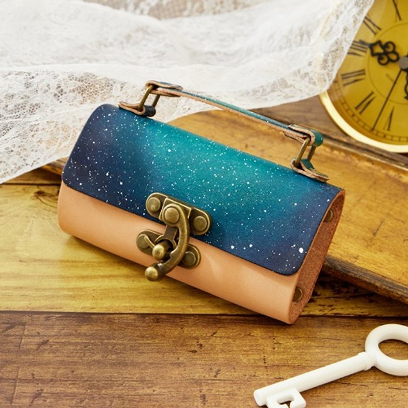 A traveling key case with a classic twisted metal fittings depicting a starry sky on tanned leather. Made with Tochigi leather. - Keychains - Genuine Leather Blue
