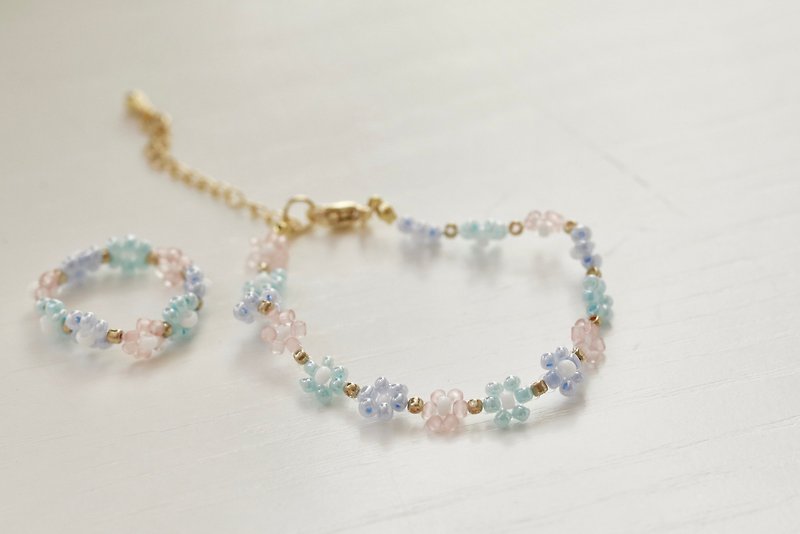 Forest at midnight. Small flower bead ring bracelet set. pastel color - สร้อยข้อมือ - อะคริลิค สีน้ำเงิน