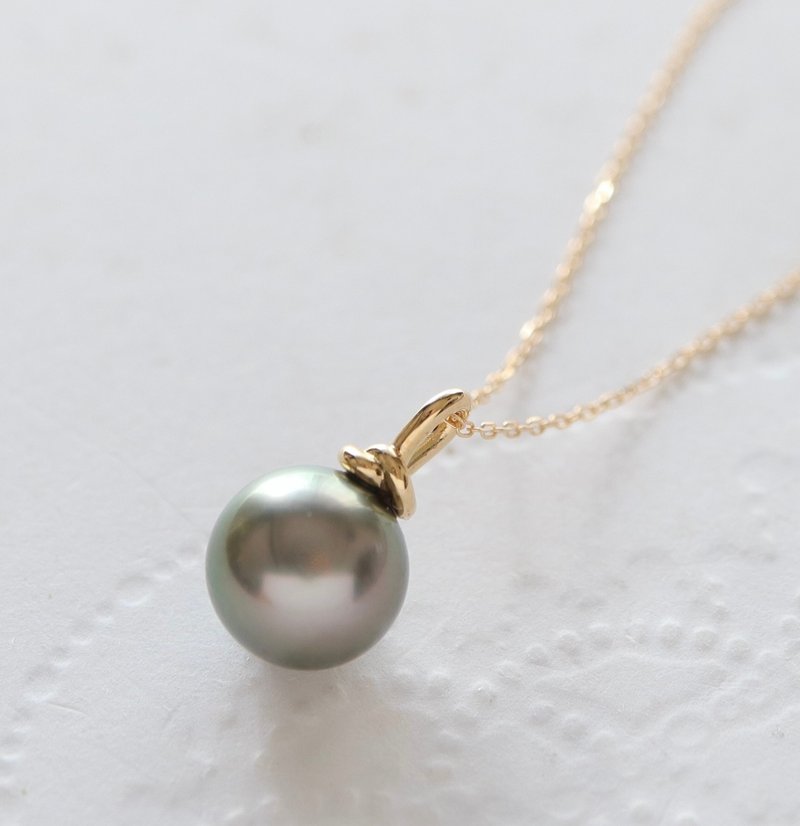 Knot Tahitian pearl black pearl K18YG pendant necklace - Necklaces - Pearl Gold