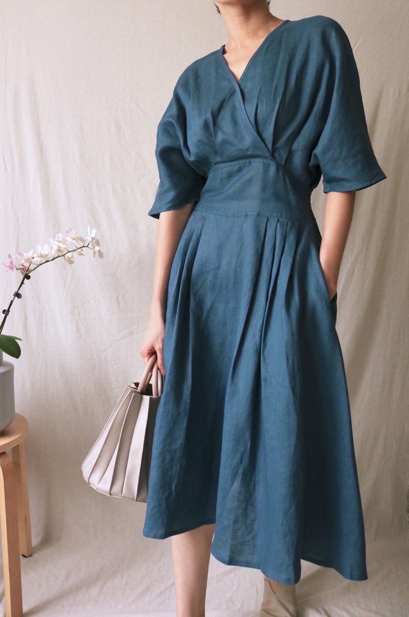 [Seize the opportunity] There is only one piece of Playa Dress peacock blue linen dress left S - ชุดเดรส - ผ้าฝ้าย/ผ้าลินิน 