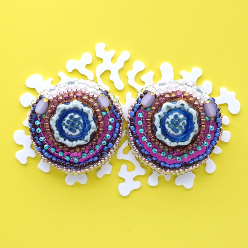 Souvenirsピアス・イヤリング1 一点物×パープル×大ぶり×選べる金具×ビーズ刺繍×サージカルステンレス - 耳環/耳夾/耳骨夾 - 其他材質 紫色