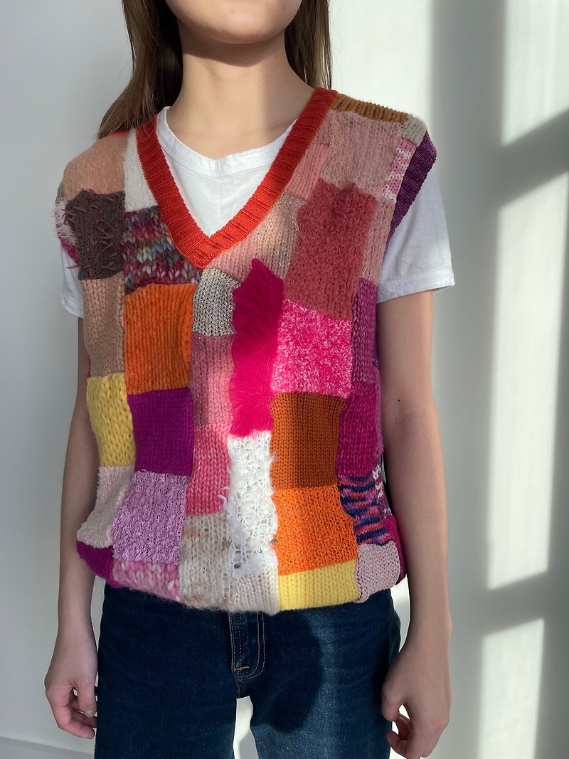 Upcycled Patchwork Knitted Vest - สเวตเตอร์ผู้หญิง - ขนแกะ หลากหลายสี