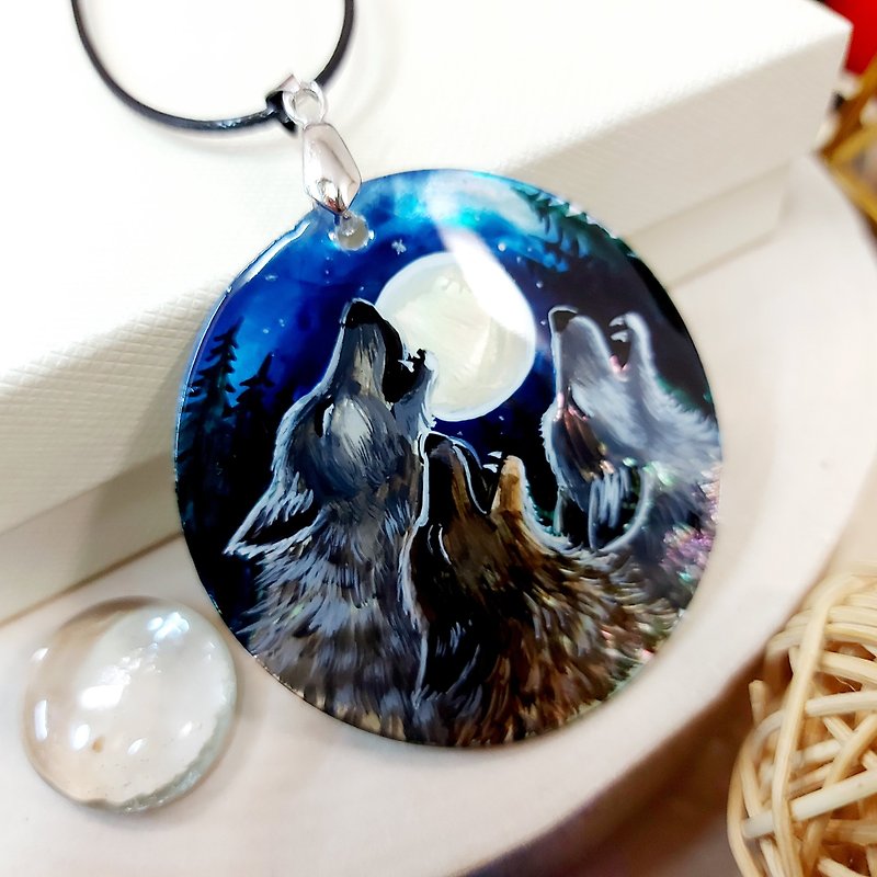 Three Wolves howl at the moon on pearl necklace. Magic of painting art jewelry - สร้อยคอ - เปลือกหอย สีน้ำเงิน