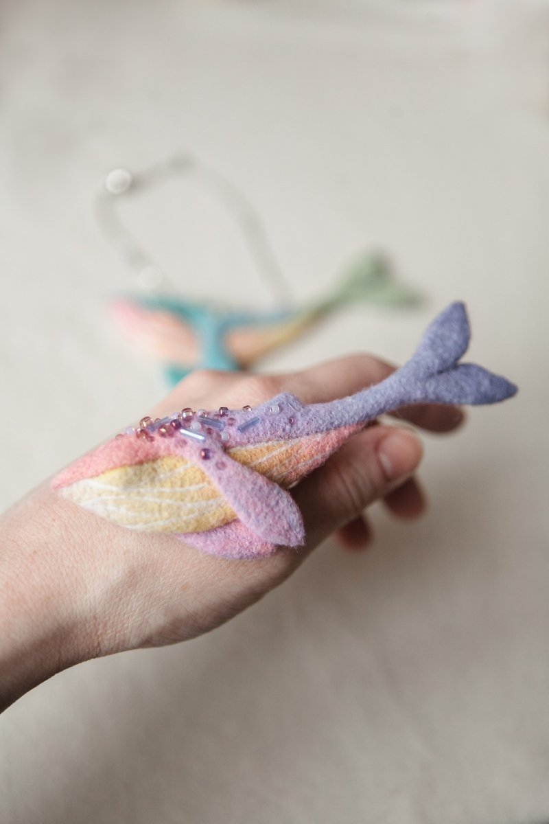 Lilac handmade brooch of 100% natural wool The rainbow whale for girls - เข็มกลัด - ขนแกะ สีม่วง