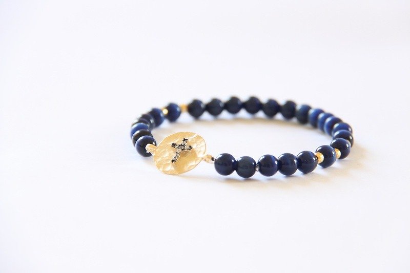 時尚能量珠寶系列-十字架&深藍瑪瑙手鍊/ Gold Cross charm & Blue Agate bracelet - 手鍊/手鐲 - 寶石 藍色