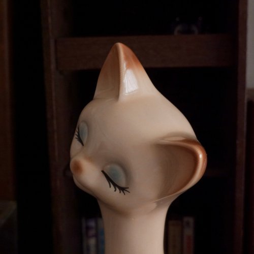 耳をそばだてて眠る古い大きなブチ猫（陶器）河村目呂二の猫