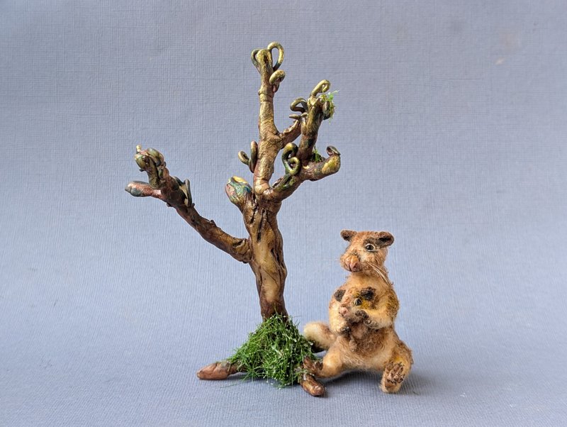 A family of tree-kangaroos. 7cm + 2,8 cm - 公仔/玩偶 - 其他材質 咖啡色