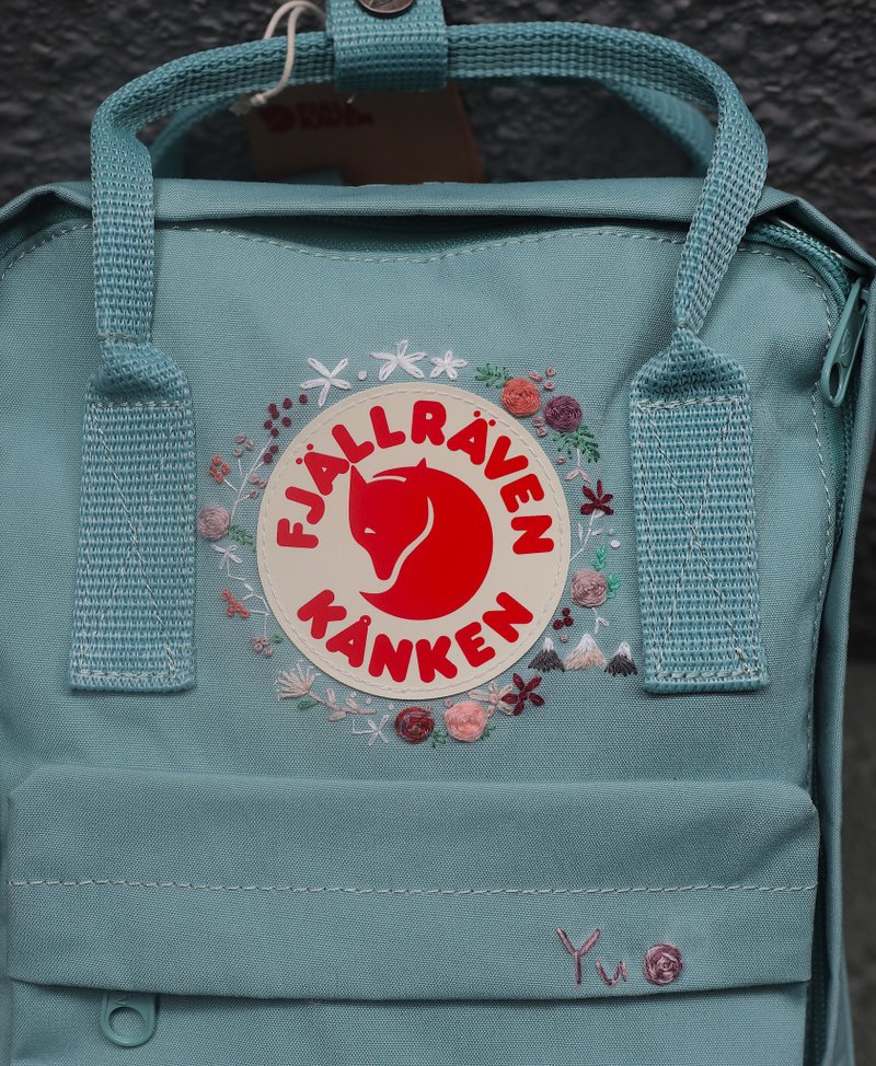 群山花園-Kanken mini / 天空藍(501)-手工刺繡設計客製 - 後背包/背包/書包 - 防水材質 藍色