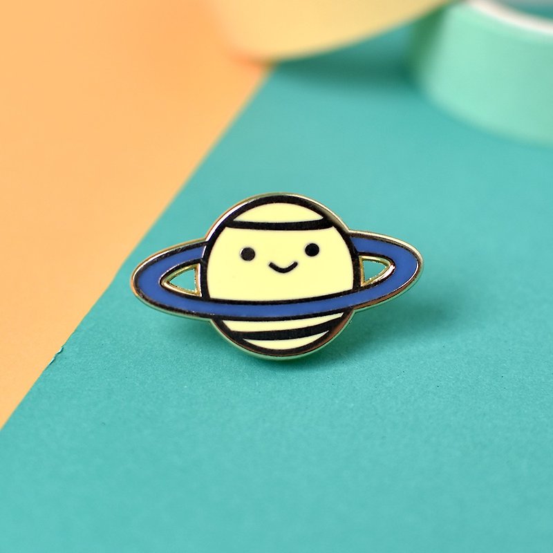 Saturnday hard enamel pin - 襟章/徽章 - 其他金屬 