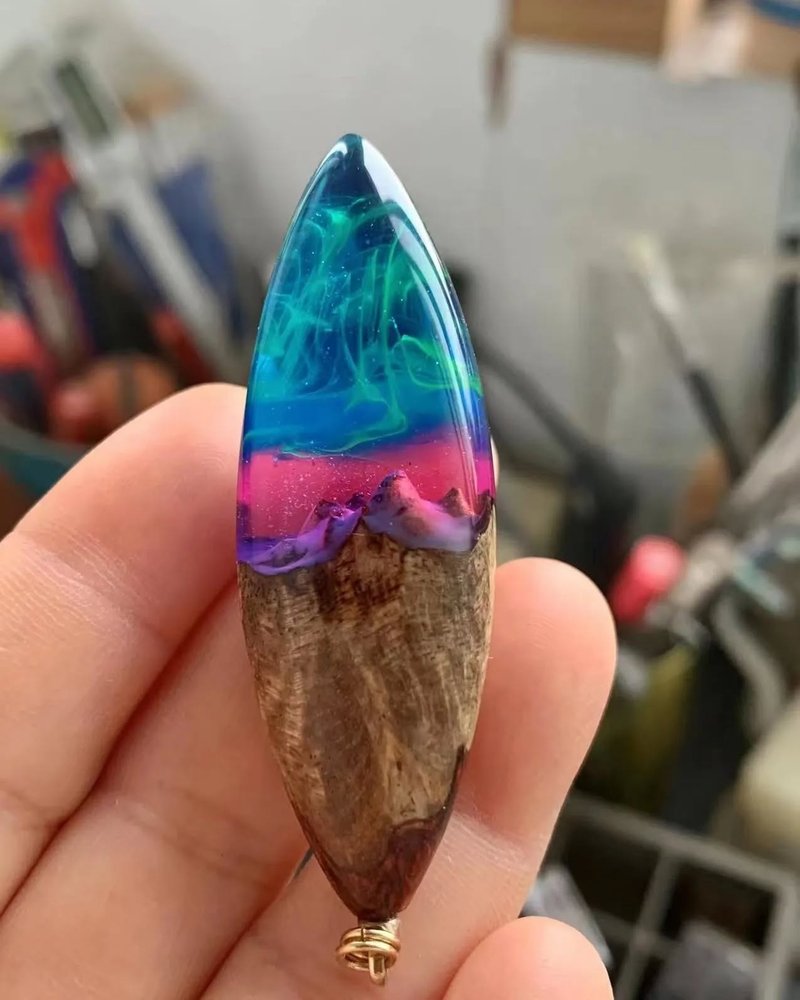 魔幻極光、手工樹脂與天然木吊墜、項鍊、夜光飾品、自然客製禮物 - 項鍊 - 樹脂 多色