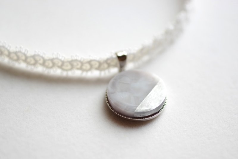 レジンアート　ラウンドモチーフとタティングレースとサテンリボンのチョーカー・嵐の夜に - ネックレス - レジン グレー