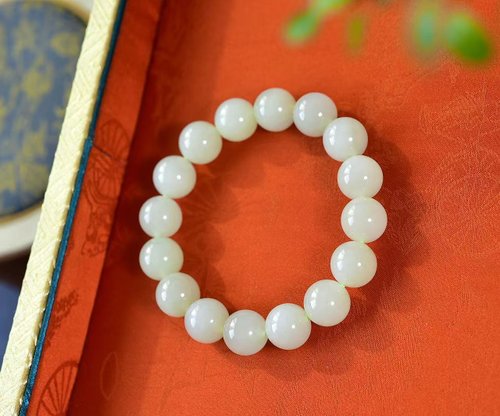 和田玉晴水ブレスレットは、吉祥を意味し、精巧な彫刻が施されています