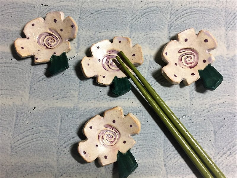 Original nude color flower-shaped chopstick rest_pottery chopstick rest - ตะเกียบ - ดินเผา สีกากี