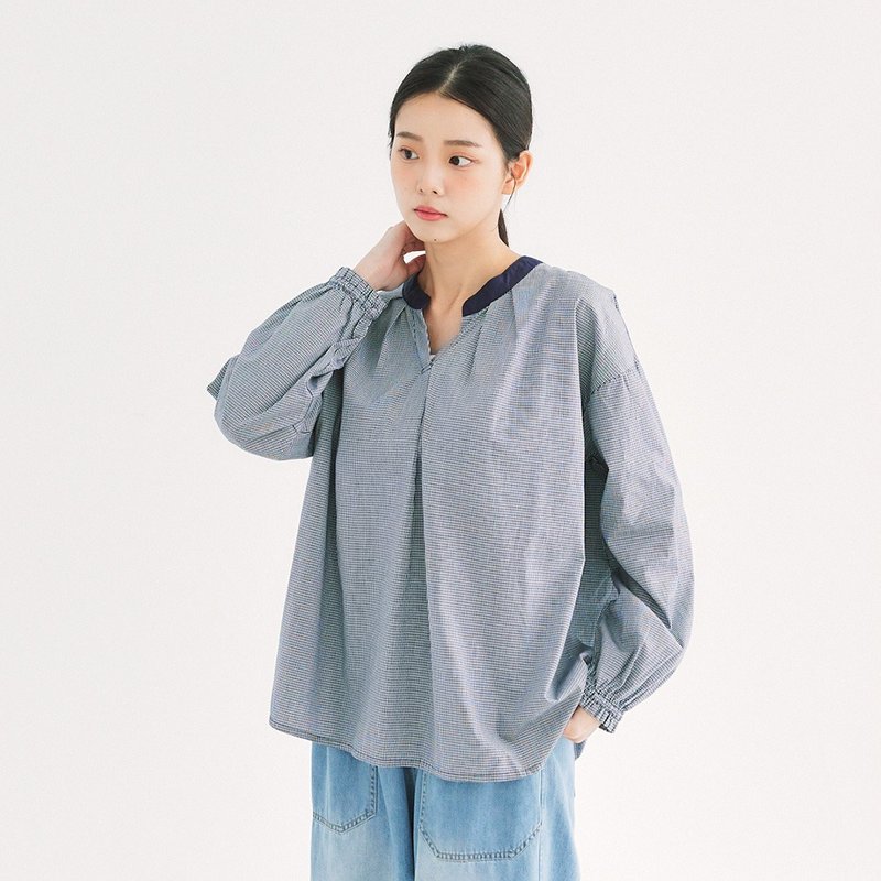 【Simply Yours】Small plaid V-neck patchwork top blue and black F - Women's Shirts - Cotton & Hemp Black