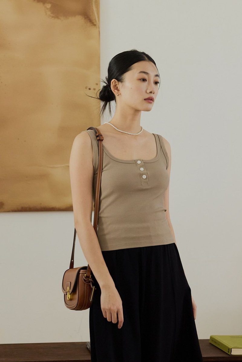 夏日必包涼感紗三釦背心(灰卡其) - 女 T 恤 - 棉．麻 卡其色