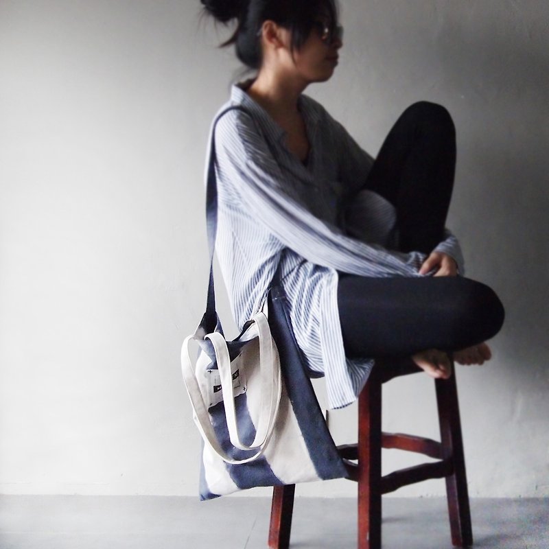Smoked black straight dyed - Canvas hand dyed Tote bag double back - Messenger Bags & Sling Bags - Cotton & Hemp Black