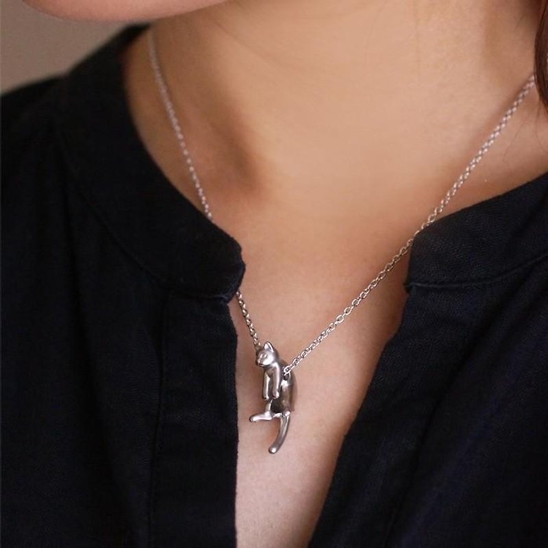 Guri and Latu Cat Pendant Guri Matte Silver - Necklaces - Other Metals Silver