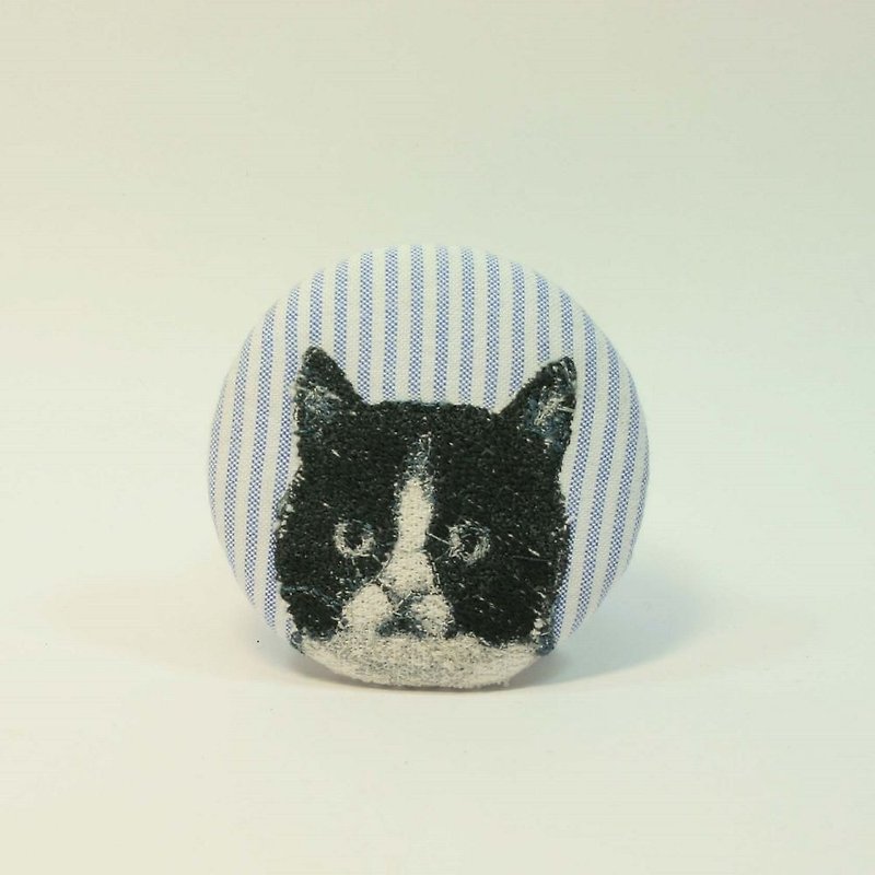 刺繡ビッグピン06-黒と白の猫 - ブローチ - コットン・麻 ブルー