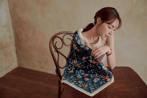 Nina Ho Illustration 60x60 花叢派對雙面真絲絲巾(深藍)