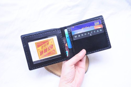 港產皮革｜Leatherism Handmade Products 【3咭位相片短夾—黑色｜NERO 】好好縫 皮革材料包 免費刻字 手工包 情侶銀包 皮夾 短銀包 短財 簡約實用 義大利皮 植鞣革 皮革DIY 伴侶 纖薄 真皮 原色啡黑深藍綠橙紅灰等 超過五十皮色選擇
