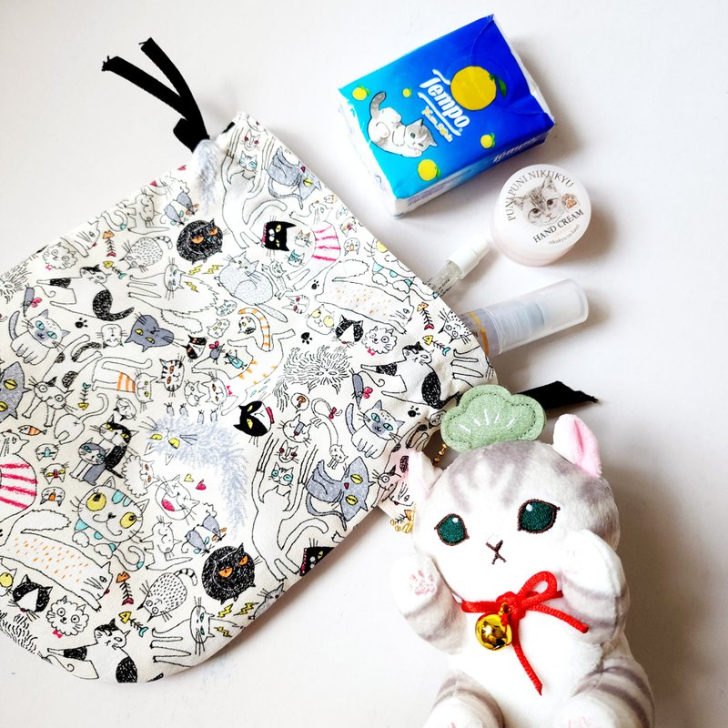 Black and White Crazy Cat Fabric Round Pouch, Handmade lining drawstring bag - กระเป๋าเครื่องสำอาง - ผ้าฝ้าย/ผ้าลินิน ขาว