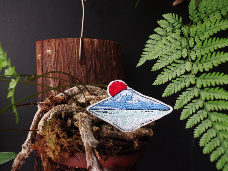 富士山 刺繡別針 /刺繡貼(1個) __ 刺繡、聖誕禮物、插畫、免運 - 徽章/別針 - 繡線 藍色