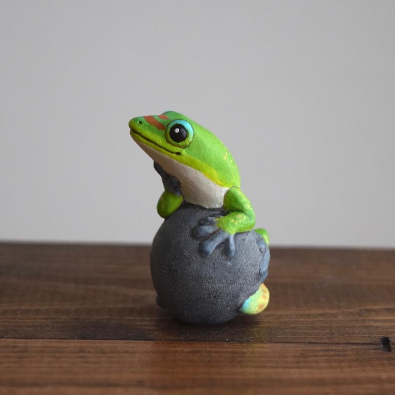 Gold dust day gecko on the stone - ของวางตกแต่ง - วัสดุอื่นๆ สีเทา