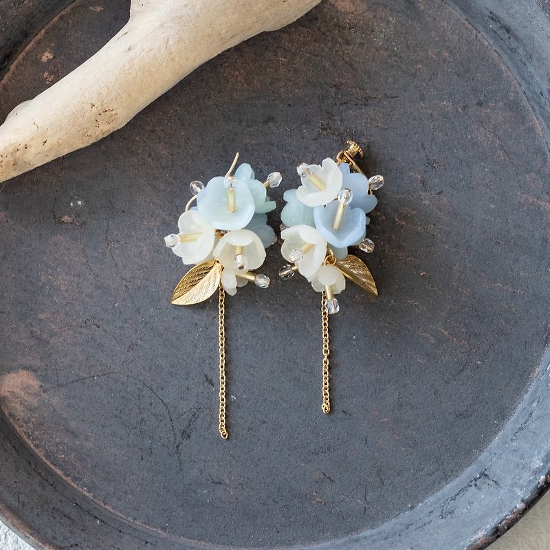 Round Flowers earrings / Blue Mix - ต่างหู - ดินเหนียว สีน้ำเงิน