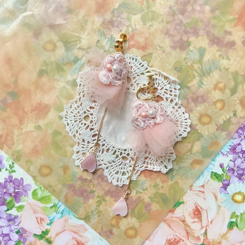 Jt Corner Sakura romantic heart-shaped petal hanging ear clip ear ear clip - ต่างหู - วัสดุอื่นๆ สึชมพู
