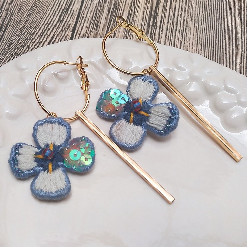 【Flower Room Training Hand Embroidery】 Embroidered Earrings - Earrings & Clip-ons - Thread Blue
