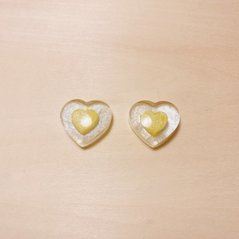 ヴィンテージイエローサンドイッチラブピアス - ピアス・イヤリング - レジン イエロー