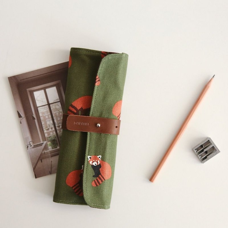 Dailylike 北歐系皮革帶釦萬用捲布筆袋-02紅熊貓,E2D48934 - 鉛筆盒/筆袋 - 棉．麻 綠色