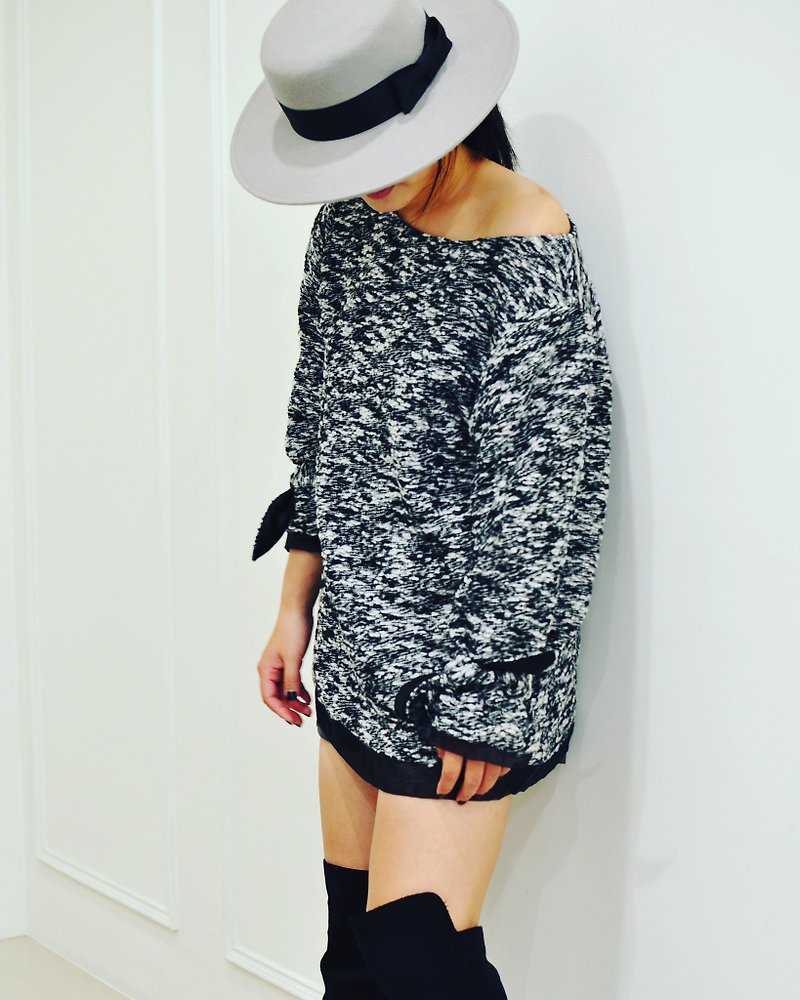 Flat 135 X Taiwanese designers series of black and white hair Long hair coat attach the wrist strap can have a different style with New Year's Valentine's Day party outfit - Women's Shorts - Wool White