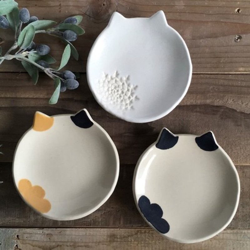 Cat utensils ``white cat, calico cat, hachiware cat small plate'' set of 3 small plates - จานเล็ก - ดินเผา 