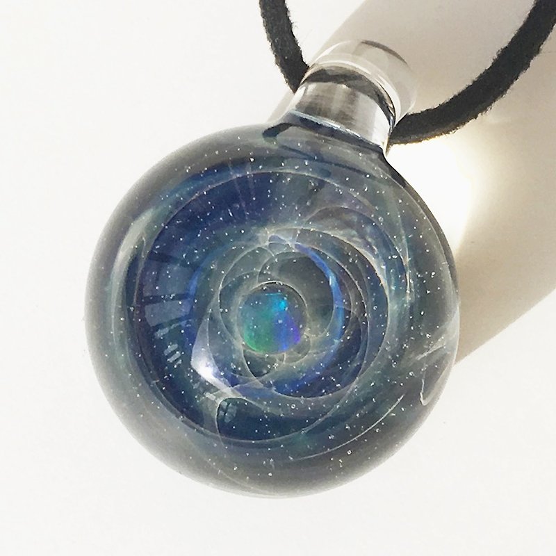 星雲の世界 #2 グリーンオパール入り 宇宙 ガラス ペンダント - ネックレス - ガラス ブルー