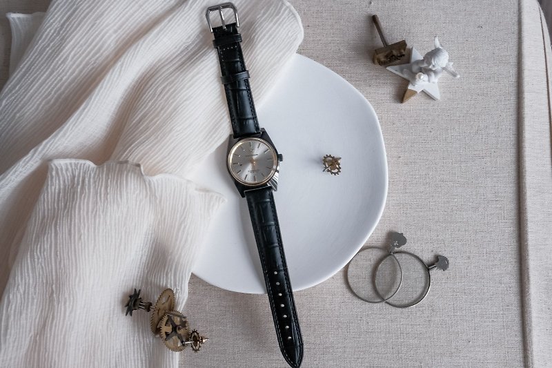 Vintage Mechanical Watch 1980 to 1990 - Men's & Unisex Watches - Other Metals Black