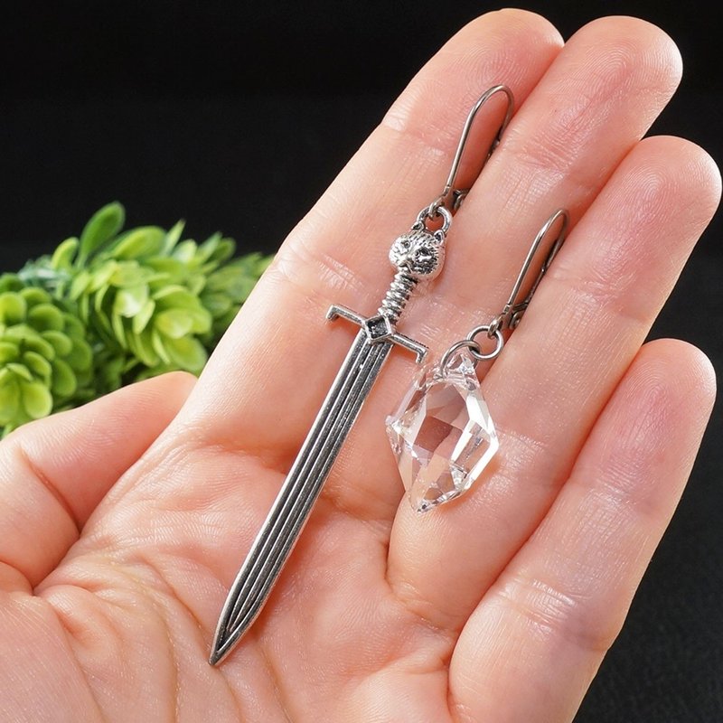 Silver Sword Dagger Knife Blade Clear Swarovski Crystal Mono Earrings Jewelry - 耳環/耳夾/耳骨夾 - 水晶 銀色