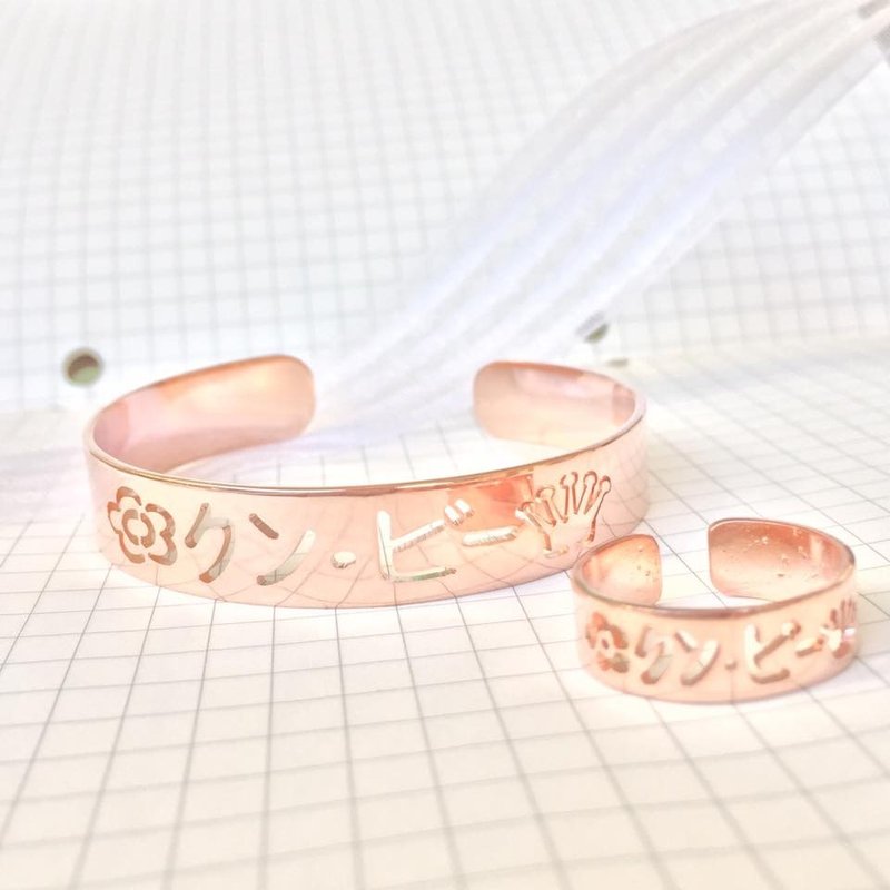glorygrove alphabet bangle - 手鍊/手環 - 其他金屬 粉紅色