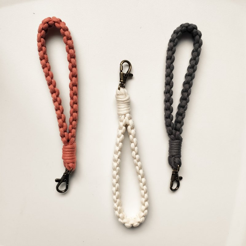 手工編織腕帶鑰匙圈 簡約 實用 Macrame - 鑰匙圈/鑰匙包 - 棉．麻 紅色