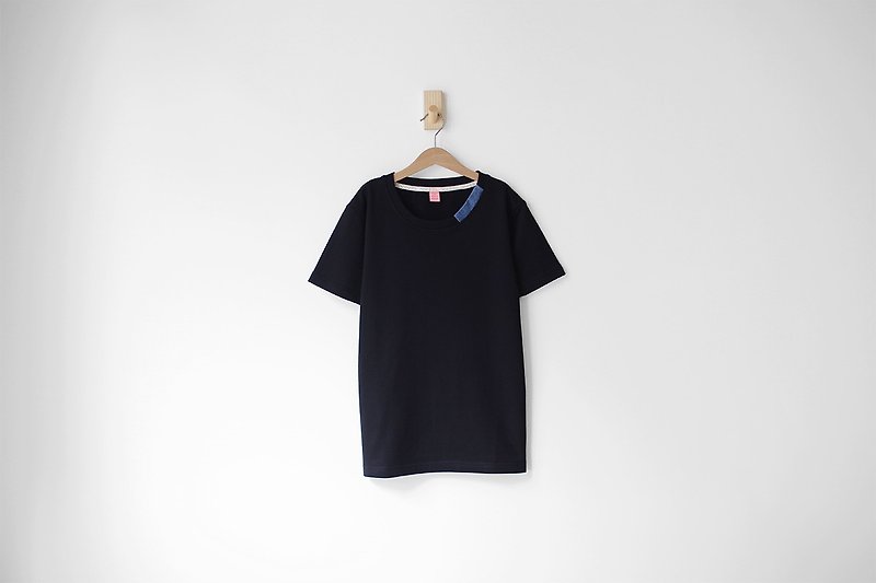 Black Neckline Denim Fabric Short Tee-Only XS Only - เสื้อยืดผู้หญิง - ผ้าฝ้าย/ผ้าลินิน สีดำ