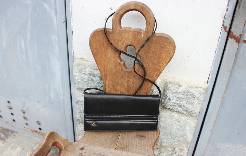 B108 [Vintage Leather] (Italian) was a black rectangular shoulder bag - กระเป๋าแมสเซนเจอร์ - หนังแท้ สีดำ