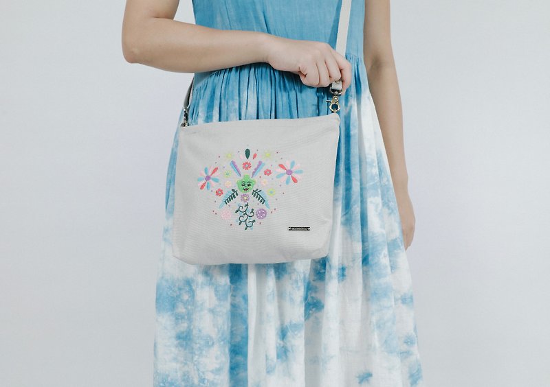 Cotton Canvas Denim Embroidery Across-Body Bag - My Dream Flower Sea - กระเป๋าแมสเซนเจอร์ - ผ้าฝ้าย/ผ้าลินิน ขาว
