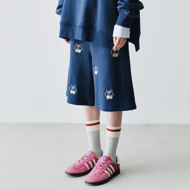 Cherry Embroidered Autumn Blue Casual Cotton Pants/Shorts Pants - กางเกงขาสั้น - ผ้าฝ้าย/ผ้าลินิน สีน้ำเงิน