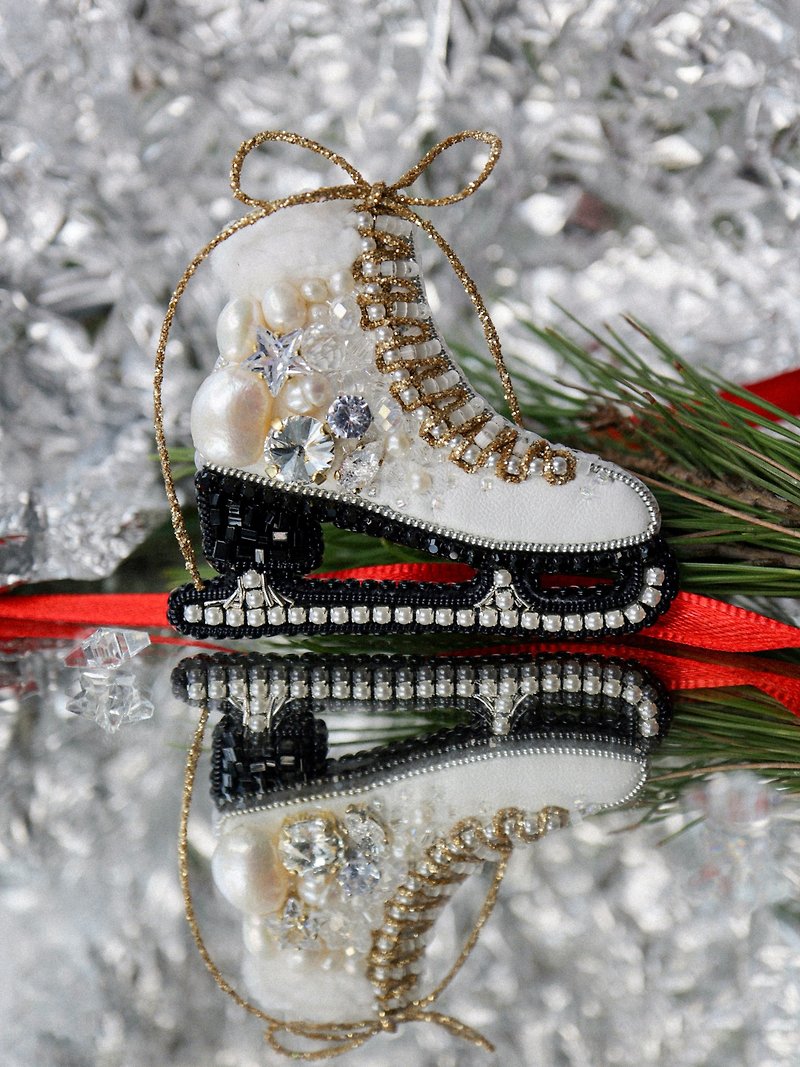 White ice skate handmade brooch, sparkly figure skate brooch for winter lover - 胸針 - 玻璃 白色