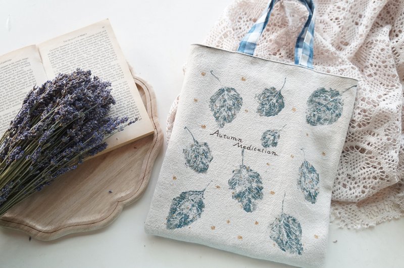 Hand-painted autumn leaves book bag small soft bag/blue grid - กระเป๋าถือ - ผ้าฝ้าย/ผ้าลินิน หลากหลายสี