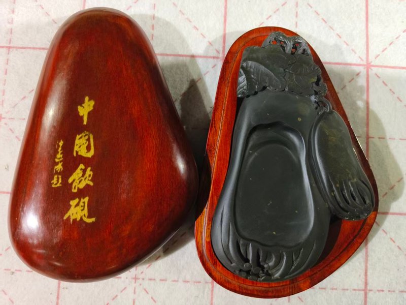【秋實硯歙硯】吳榮本一級大師手工雕刻硯台 - 其他書寫用具 - 石頭 