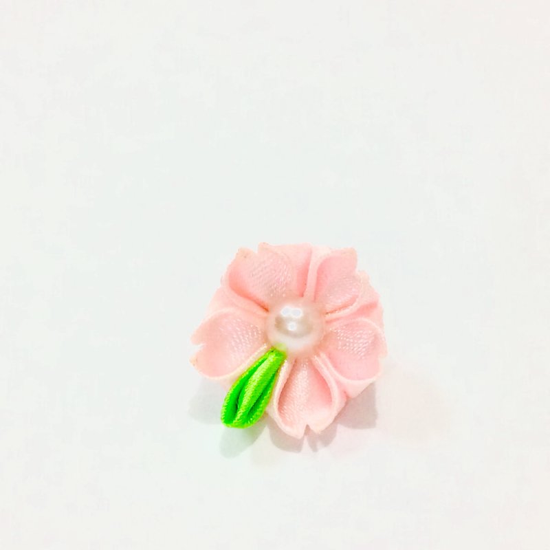 Kanzashi Pink ribbon Cherry blossoms Sakura flower lapel pin (つまみ細工) - Brooches - Silk Pink